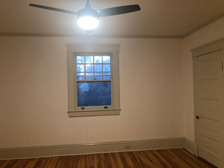 Apt D Living Room - 1212 Brookstown Ave