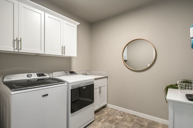 Building Photo - Spacious 4 Bedroom Gem with Private Backya...