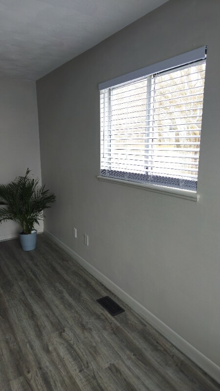 Building Photo - 5031 W Willoughby Rd