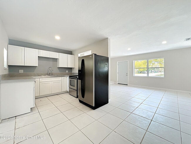 Building Photo - 1424 Pineda St