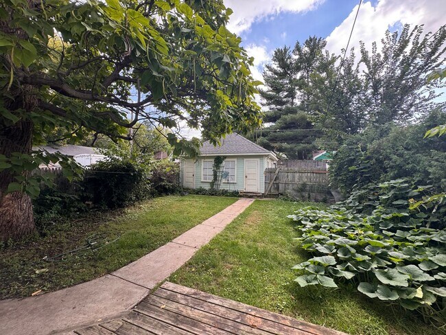 Building Photo - 894 Beech St