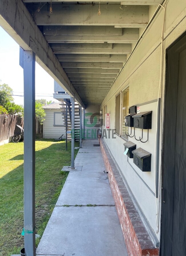 Building Photo - 325 W H St