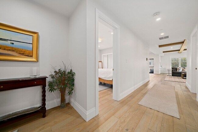 Building Photo - 144 Linden St