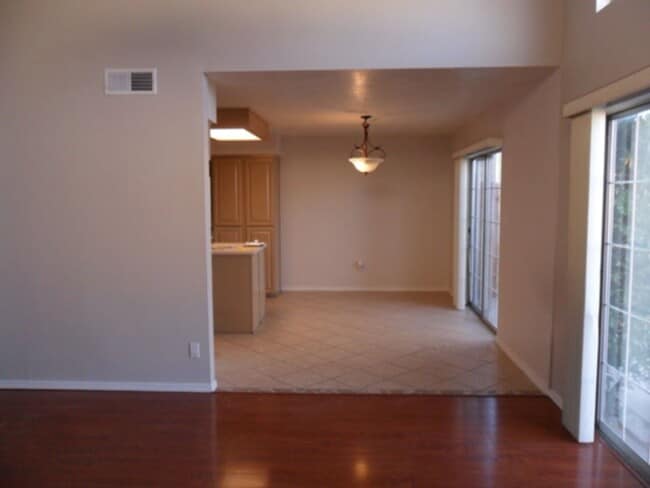 Building Photo - Nice townhome