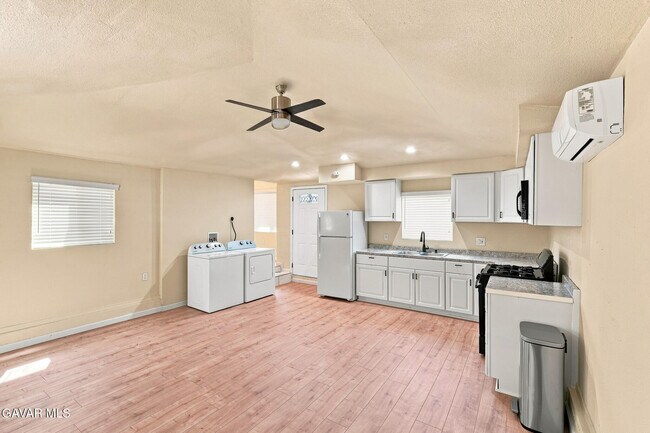 Building Photo - 2048 W 112th St