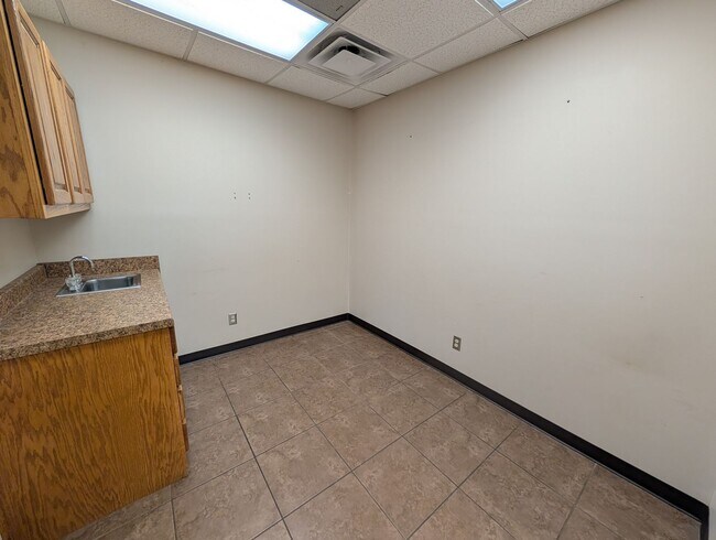 Building Photo - Prime Professional Medical/Office Space in Pryor