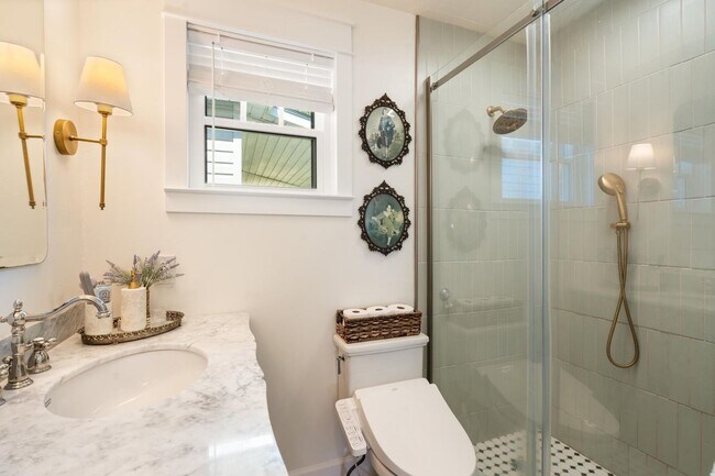 Building Photo - Charming 3 Bedroom Home Near Downtown Savannah with Flex Room & Fenced Yard