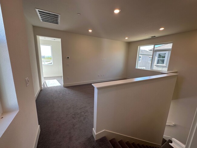 Building Photo - Beautiful 4 Bedroom / 3 Bath River Islands...