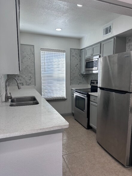 Building Photo - 4624 San Jacinto St
