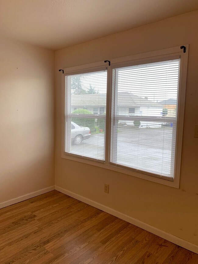 Building Photo - Bright One bedroom Woodlawn Apartment