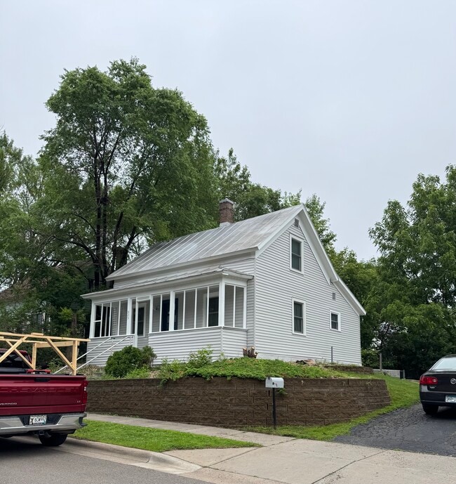 Building Photo - 923 7th St S