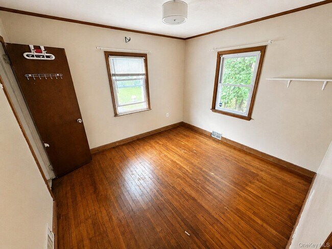 Building Photo - 17 Greenview Ave