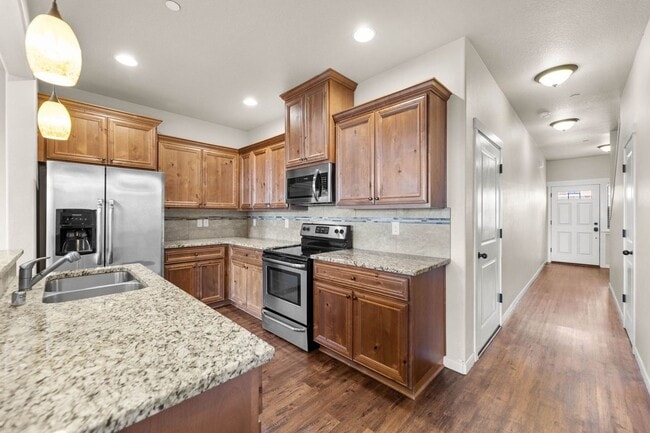 Building Photo - Gorgeous Townhome in Ridgefield!