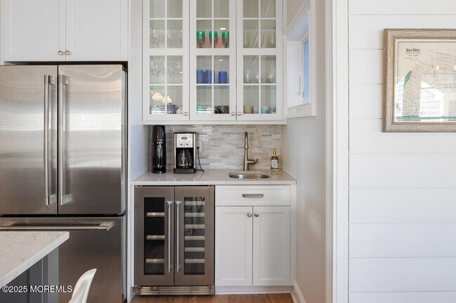 Building Photo - 102 4th Ave