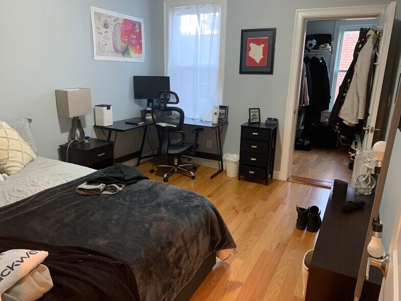 Building Photo - 186 Kelton St