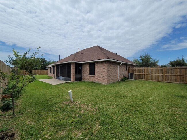 Building Photo - 115 Blue Bird Ct