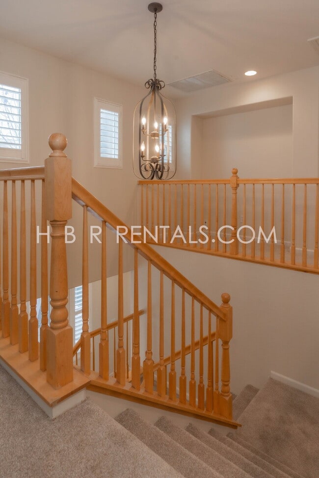 Building Photo - Comfort, Convenience & Space — Tracy Living at Its Best