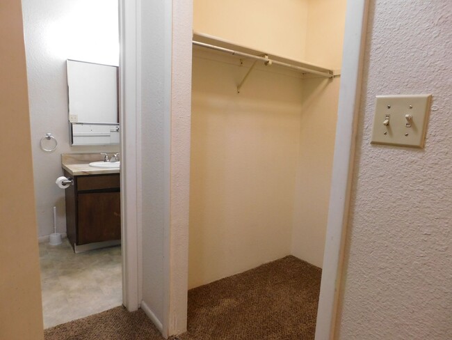 Building Photo - 805 E Cedar Ct