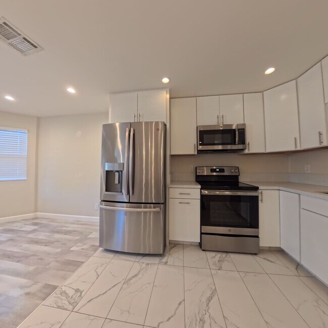 Building Photo - Modern style 2 Bed 2 bath Condo 1st Floor at The Lakes!