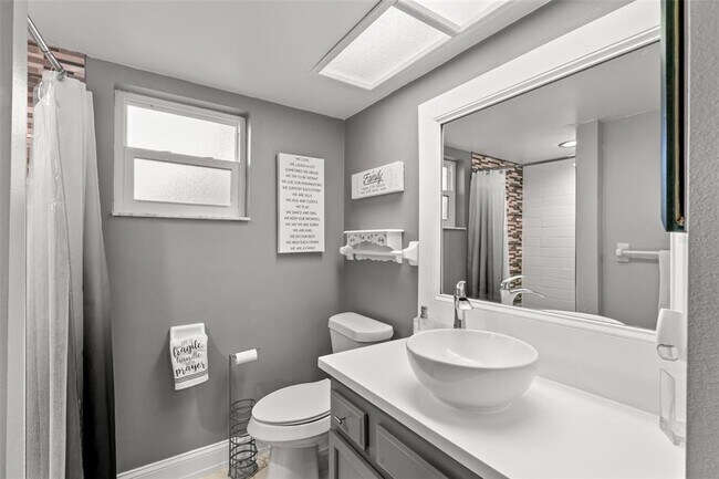 Building Photo - 237 Woodlake Wynde