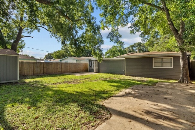 Building Photo - 1909 16th Ave N