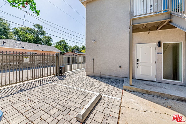 Building Photo - 5912 Satsuma Ave