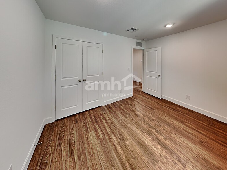 Building Photo - 10072 Roseum Ct