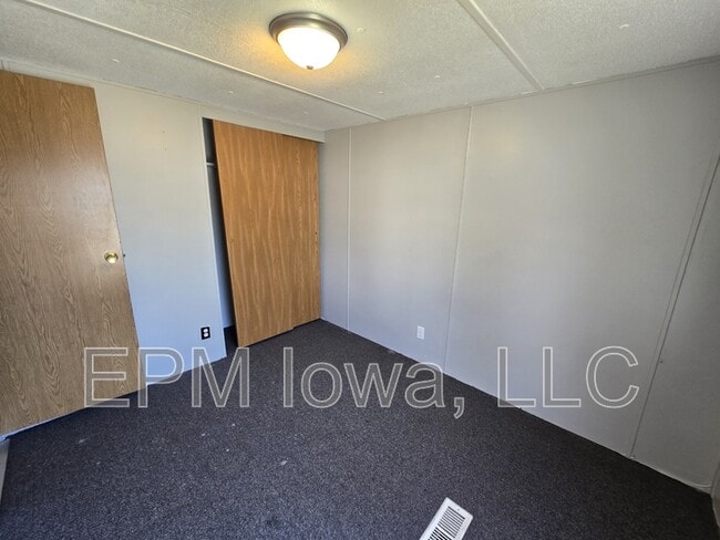 Building Photo - 700 W Ridgeway Ave