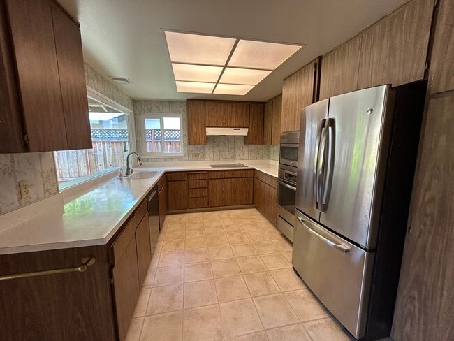 Building Photo - Welcome to this charming 3-bedroom, 2-bath home located in a desirable Oakmont 55+ adult community