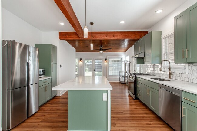 Building Photo - Beautiful Craftsman Style in Junius Heights!