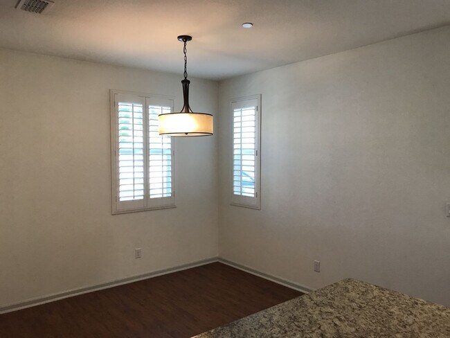 Building Photo - Beautiful East Davis home available Septem...