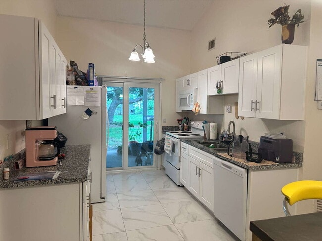 Building Photo - 3 bedroom, 2 bathroom home in Palm Bay wit...