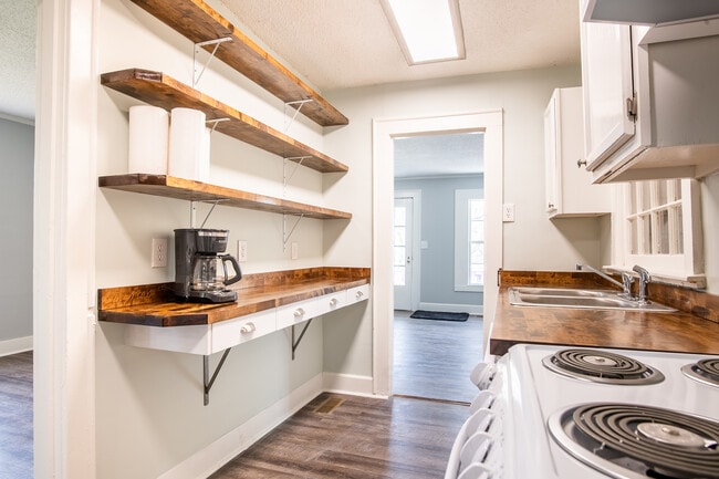 Building Photo - 1005 Greens Lake Rd