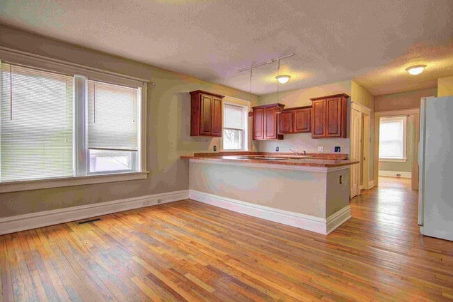 Building Photo - Large charming 3 bedroom 2 bath with oversized master bedroom that has its own private bath!