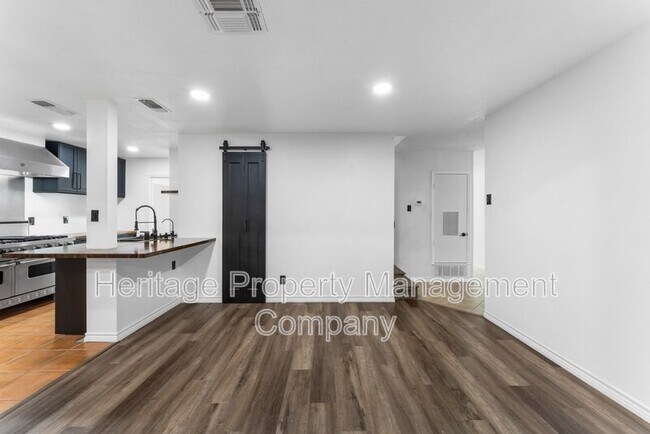 Building Photo - 3614 Versailles Dr
