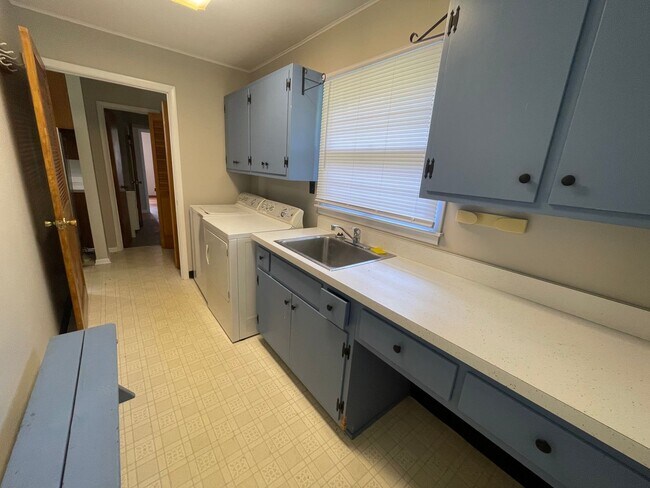 Building Photo - Three Bedroom Single Family Home in the Co...