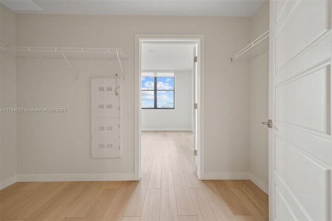 Building Photo - 555 NE 8th St