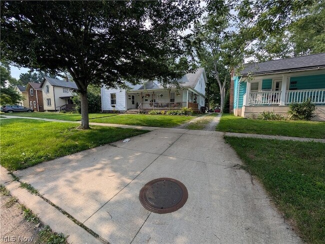 Building Photo - 339 Harris St