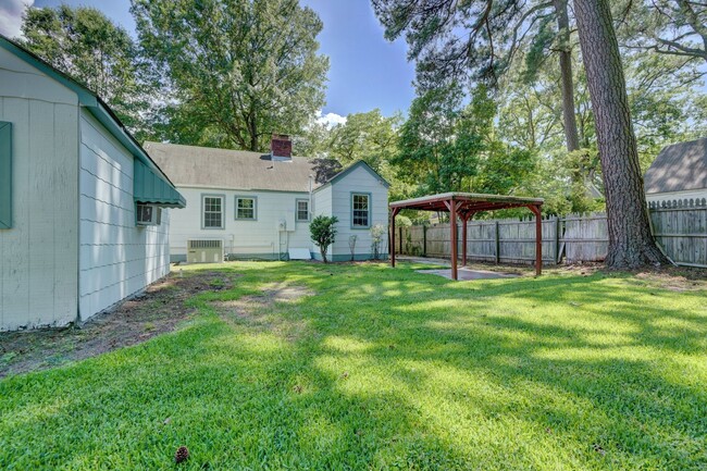 Building Photo - Charming Cape Cod Home - Fenced Yard, Deta...