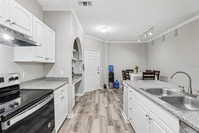 Building Photo - 860 N Orange Ave