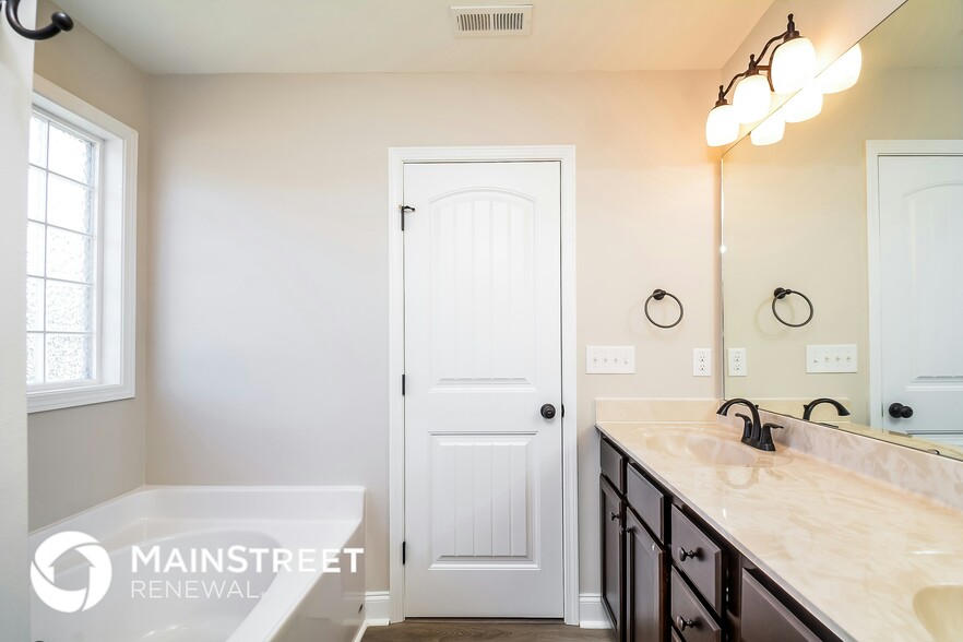 Building Photo - 39 Wood Green Dr