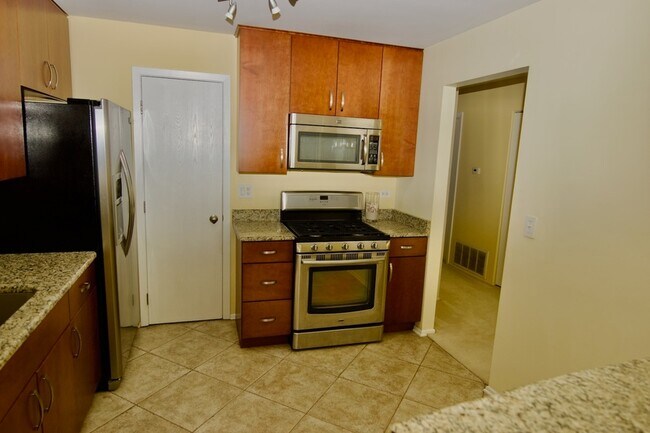 Building Photo - 1047 Auburn Ln