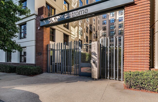 Building Photo - Beautiful 2B/2BA Downtown Corner Unit Cond...