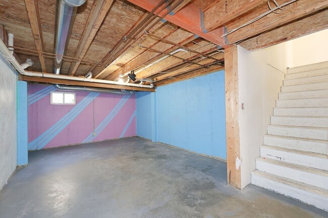 Building Photo - Spacious 4-Bed Waterfront Home in Westmere...