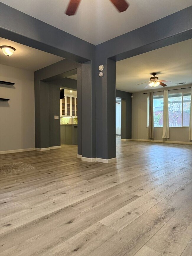 Building Photo - Polished and Chic 4/2 Available NOW!!