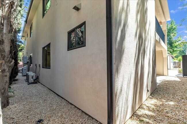 Building Photo - 6915 Encino Ave