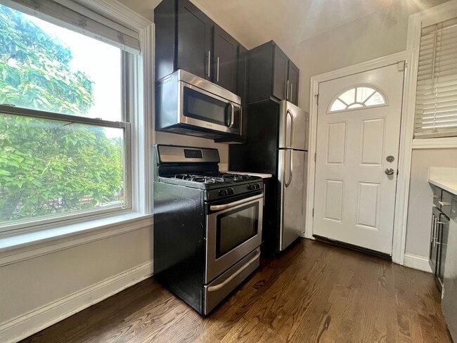 Building Photo - Renovated 2 Bed / 1 Bath in Logan Square — $1,925/mo, In Unit Laundry, Central Air, Dishwasher In...