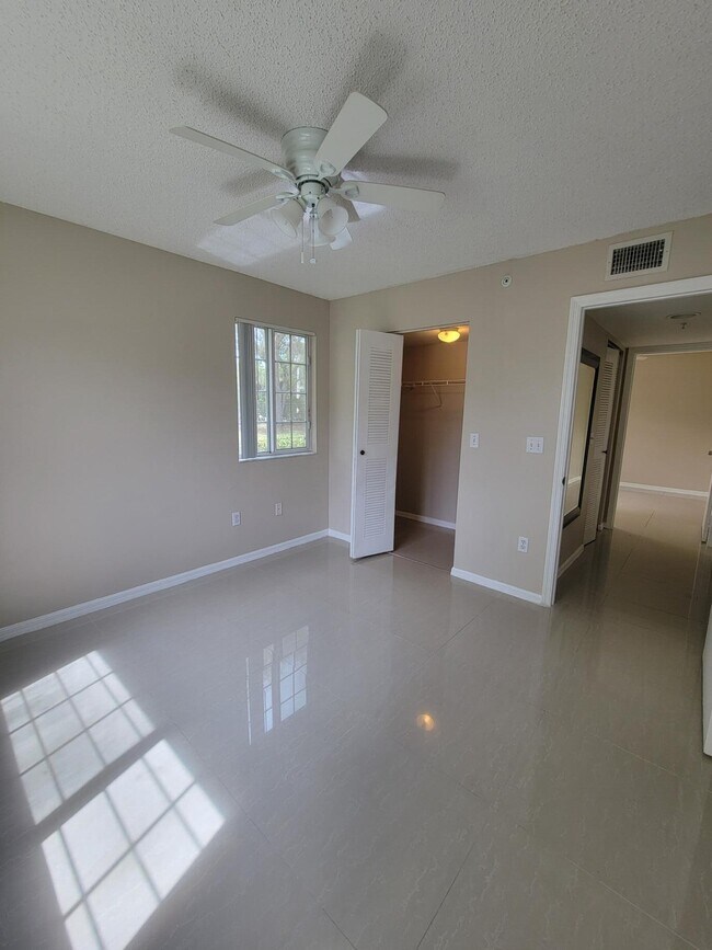 Building Photo - 1400 Crestwood Ct S