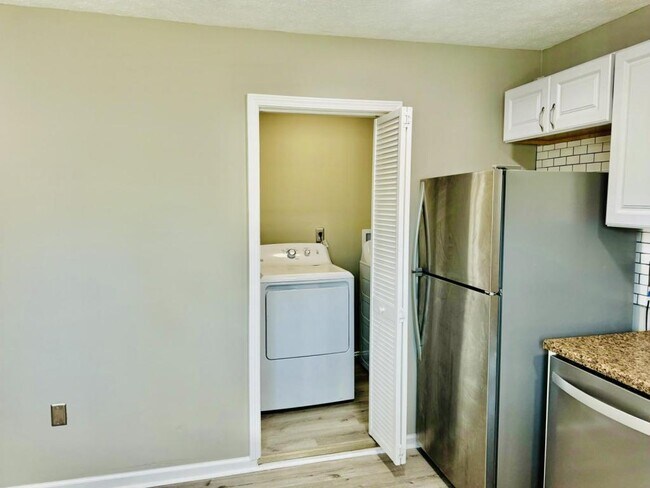 Building Photo - 520 Wainwright Ave