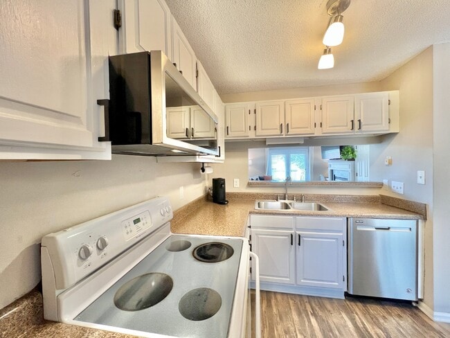 Building Photo - Condo with Convenient Location!